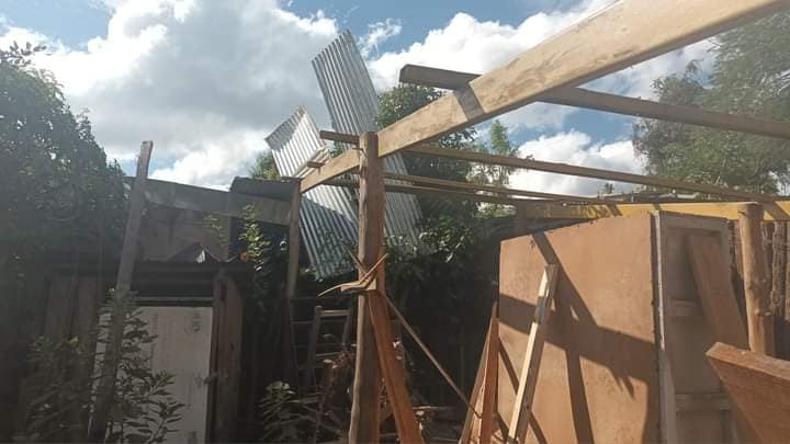 Ventarrones destruyen techo de una carpintería en Somoto