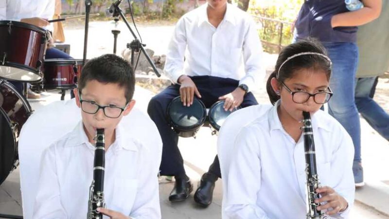 China entrega instrumentos musicales a un Instituto en Teustepe Managua. Radio La Primerísima  