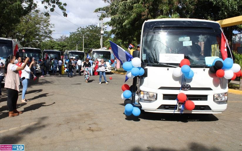 Entregan microbuses a escuelas de educación especial Managua. Radio La Primerísima