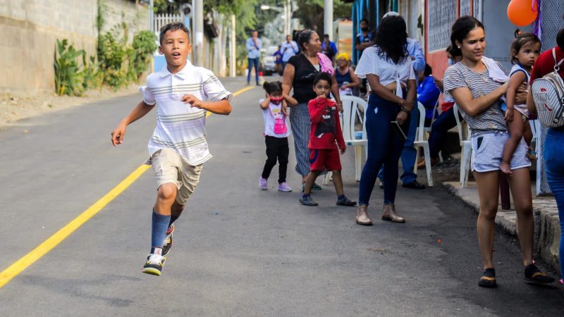 Inauguran cuadras asfaltadas en barrio Ayapal Managua. Radio La Primerísima