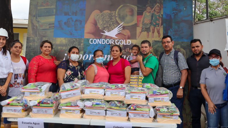 Empresa minera entrega materiales fungibles a docentes Managua. Radio La Primerísima