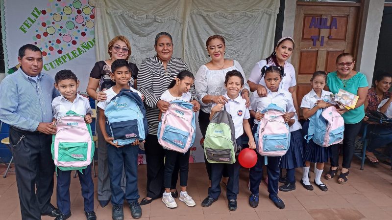 Entregan paquetes escolares a estudiantes de Bluefields Managua. Jerson Dumas, Radio La Primerísima