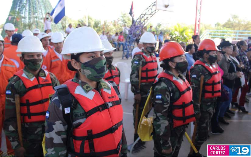 Militares apoyan sofocación de incendio en área de 10 manzanas de bosque Managua. Radio La Primerísima