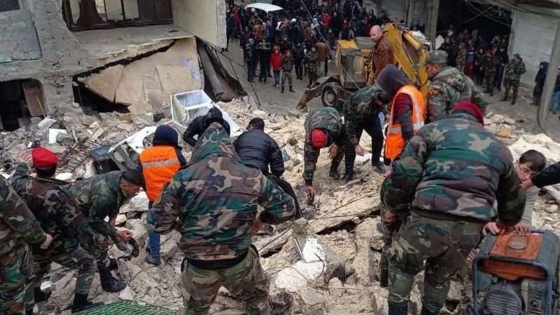 Sobrevivientes del terremoto envían mensajes de texto en busca de ayuda Ankara. Sputnik